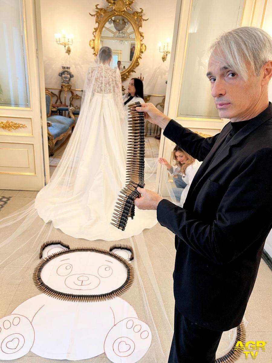 Gianni Molaro e il velo con i proiettili @phto E. Parmegiani Gianni Molaro e il velo con i proiettili @phto E. Parmegiani