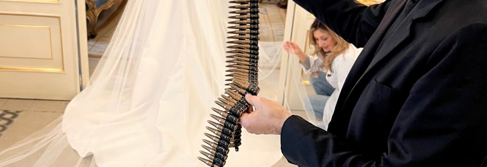 (AGR) Nuovo record di Gianni Molaro, lo stilista trasforma 1000 proiettili in un velo da sposa (AGR) Nuovo record di Gianni Molaro, lo stilista trasforma 1000 proiettili in un velo da sposa