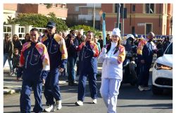 La fiaccola olimpica nel centro di Ostia accompagnata dai cittadiniph credit Pino Rampolla