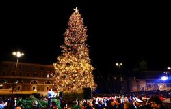 (AGR) Roma, acceso l'albero di Natale di piazza del Popolo, il via ufficiale alle Feste