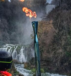 (AGR) Impresa storica...la Fiamma Olimpica attraversa la Cascata delle Marmore nel percorso per Milano-Cortina (AGR) Impresa storica...la Fiamma Olimpica attraversa la Cascata delle Marmore nel percorso per Milano-Cortina