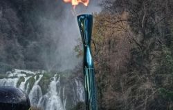 (AGR) Impresa storica...la Fiamma Olimpica attraversa la Cascata delle Marmore nel percorso per Milano-Cortina