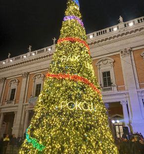 (AGR) Roma, acceso l'Albero della Pace in Campidoglio
