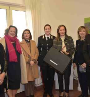 (AGR) Consegnato un Kit per l'ascolto protetto fuori dalle caserme ai Carabinieri