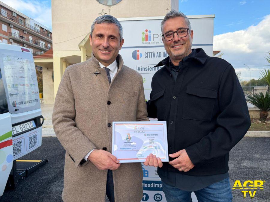 La consegna della targa ricordo per il Comune di Guidonia Montecelio al Sindaco Mauro Lombardo da parte del coordinatore della PMG Italia Paolo Colasanti La consegna della targa ricordo per il Comune di Guidonia Montecelio al Sindaco Mauro Lombardo da parte del coordinatore della PMG Italia Paolo Colasanti