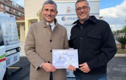 La consegna della targa ricordo per il Comune di Guidonia Montecelio al Sindaco Mauro Lombardo da parte del coordinatore della PMG Italia Paolo Colasanti