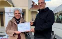 La consegna della targa ricordo alla dirigente Sonia Quinzi dell'IC Alberto Manzi  da parte del coordinatore della PMG Italia Paolo Colasanti