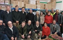 Volontari, operatori e dipendenti di Yokohama hanno raccolto e distribuito generi alimentari