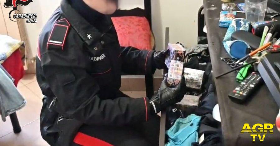 Carabinieri all'interno dell'abitazione Carabinieri all'interno dell'abitazione