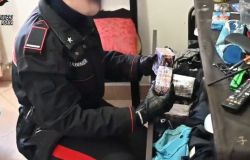 Carabinieri all'interno dell'abitazione