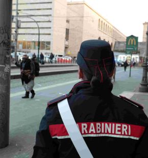 (AGR) Roma, giro di vite a Termini ed Esquilino, 9 arresti e 7 denunce per furti e droga, rinvenuti in un aiuola 11 cellulari (AGR) Roma, giro di vite a Termini ed Esquilino, 9 arresti e 7 denunce per furti e droga, rinvenuti in un aiuola 11 cellulari