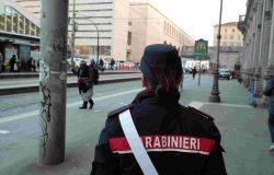 (AGR) Roma, giro di vite a Termini ed Esquilino, 9 arresti e 7 denunce per furti e droga, rinvenuti in un aiuola 11 cellulari