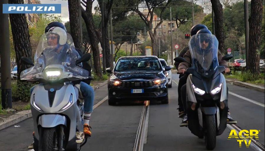 Polizia i Falchi della squadra mobile in pattugliamento Polizia i Falchi della squadra mobile in pattugliamento