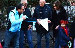 Il presidente Andrea Ruggeri consegna il gagliardetto della Fisi alla preside