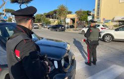 (AGR) Ardea, pusher 53enne sorpreso a cedere la droga, 15 dosi di cocaina nascoste nella postazione di spaccio