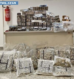 (AGR) Roma, maxi sequestro della Polizia,115 kg di droga tra hashish, marjuana e cocaina