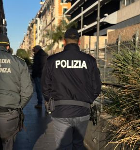 (AGR) Roma, blitz interforze in via dell'Omo, sequestrati giocattoli, materiali collanti e lubrificanti fuori norma