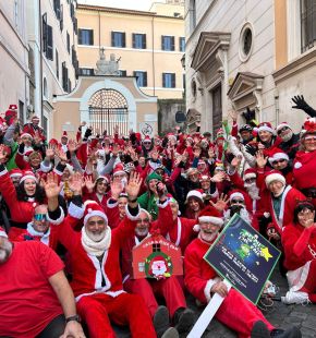 (AGR) Tanti Babbo Natale in bicicletta hanno attraversato le strade di Roma per i bambini malati di cancro (AGR) Tanti Babbo Natale in bicicletta hanno attraversato le strade di Roma per i bambini malati di cancro