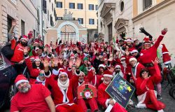 (AGR) Tanti Babbo Natale in bicicletta hanno attraversato le strade di Roma per i bambini malati di cancro