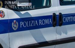 (AGR) Tragedia all’alba ad Acilia: scontro tra auto e bus Atac su via dei Romagnoli, muore una 27enne