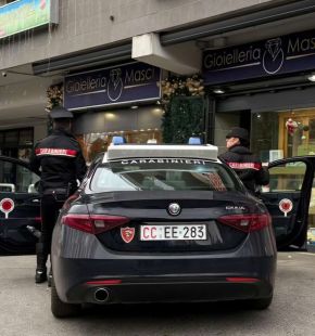 (AGR) Morlupo, assaltano in tre la gioielleria al centro di Morlupo, circondati dai Carabinieri, si arrendono (AGR) Morlupo, assaltano in tre la gioielleria al centro di Morlupo, circondati dai Carabinieri, si arrendono