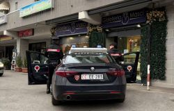 (AGR) Morlupo, assaltano in tre la gioielleria al centro di Morlupo, circondati dai Carabinieri, si arrendono