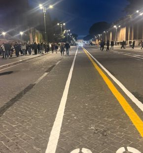 (AGR) Roma, nuova segnaletica stradale su via dei Fori Imperiali, tracciata la pista ciclabile e più spazio ai pedoni