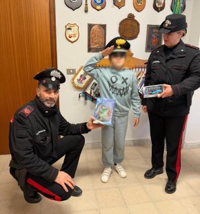 (AGR) Mugnano di Napoli, dinanzi ad un negozio di giocattoli vende libri per fare il regalo di Natale alla sorellina