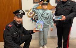 (AGR) Mugnano di Napoli, dinanzi ad un negozio di giocattoli vende libri per fare il regalo di Natale alla sorellina