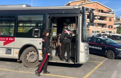 (AGR) Castel Gandolfo, ubriaco sul bus spaventa e minaccia i passeggeri, poi aggredisce i Carabinieri, arrestato 51enne