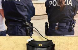 Polizia fermato corriere per furto borsa griffata