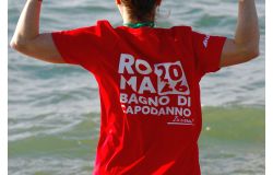 (AGR) Ostia, bagno di Capodanno, in duecento sfidano l'acqua fredda ed il vento gelido per salutare il nuovo anno