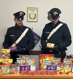 (AGR) Capodanno sicuro, scoperta bancarella di fuochi abusiva, 4 persone denunciate e 5 quintali di botti illegali sequestrati (AGR) Capodanno sicuro, scoperta bancarella di fuochi abusiva, 4 persone denunciate e 5 quintali di botti illegali sequestrati