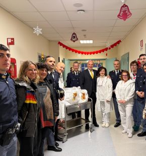 (AGR) La Polizia accanto ai più fragili, Sorriso Therapy in corsia per i piccoli pazienti del San Camillo (AGR) La Polizia accanto ai più fragili, Sorriso Therapy in corsia per i piccoli pazienti del San Camillo