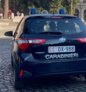 (AGR) Roma, piazza Aracoeli, borseggiatori sudamericani in azione, arrestate le donne, gli uomini riescono a fuggire (AGR) Roma, piazza Aracoeli, borseggiatori sudamericani in azione, arrestate le donne, gli uomini riescono a fuggire
