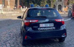 (AGR) Roma, piazza Aracoeli, borseggiatori sudamericani in azione, arrestate le donne, gli uomini riescono a fuggire