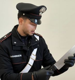 (AGR) Roma, terrore al mercato Esquilino, ruba una mannaia e scappa in strada, arrestato