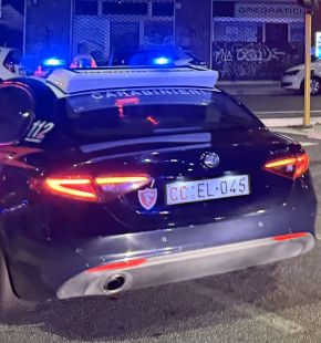 (AGR) Roma, aggredita in strada da un 18enne e costretta a consegnargli i soldi, riesce a fuggire e chiede aiuto ai Carabinieri