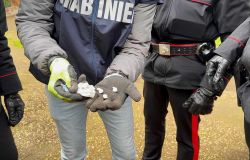 (AGR) Roma Quarticciolo, retata di pusher, dieci arresti e 600 dosi tra cocaina, crack ed hashish sequestrate