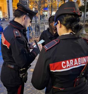 (AGR) Roma Esquilino, borseggiatori tentano di fare acquisti con la carta rubata, sorpresi dai Carabinieri avvertiti dagli alert