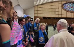 Papa Leone XIV con gli artisti del circo Evolution