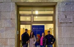 Polizia Esposizione gli agenti con le due ragazze