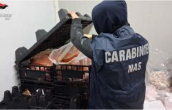 (AGR) NAS Lecce, sequestrati oltre 9 quintali di alimenti non idonei