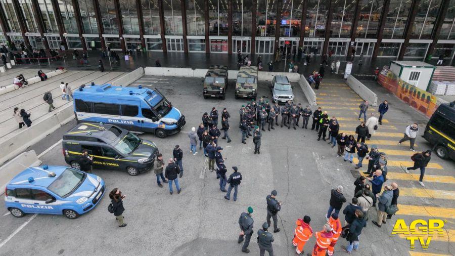 Roma Termini, maxi controllo della Polizia di Stato: 500 identificati e arresti Roma Termini, maxi controllo della Polizia di Stato: 500 identificati e arresti