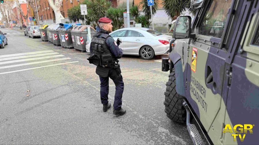 Carabinieri blitz al Quarticciolo con i paracadutisti Carabinieri blitz al Quarticciolo con i paracadutisti