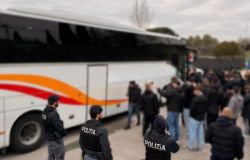 (AGR) Roma Stoccarda di Europa League, la Polizia intercetta tifosi tedeschi, bonificate le bottiglie di vetro e le aste metalliche