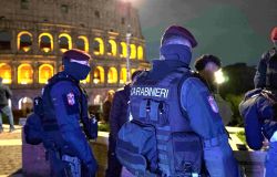 (AGR) Roma, Colosseo circondato ....dai Carabinieri, identificate decine di persone, 11 in manette e 17 denunciate