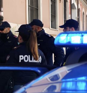 (AGR) Roma Tor Vergata, smontavano auto rubate per vendere i ricambi, scoperta l'officina, cinque gli arresti