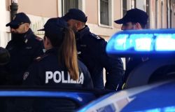 (AGR) Roma Tor Vergata, smontavano auto rubate per vendere i ricambi, scoperta l'officina, cinque gli arresti