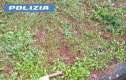 Polizia spranghe atte ad offendere lanciate dai tifosi